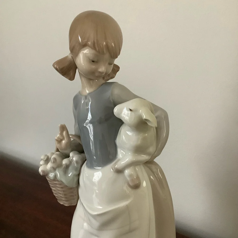 Lladro Girl with Lamb and basket of Leeks - Picture 2 of 7